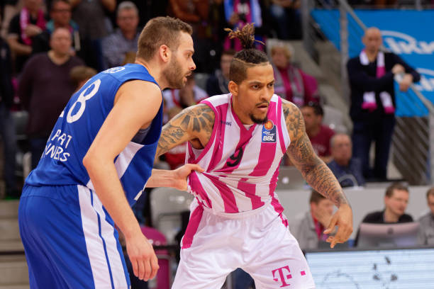 他的传球往 他的传球往